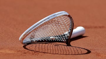 Imagen de una raqueta rota.