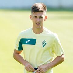 Imanol, ante “un partido especial” contra el Mirandés de Etxeberria