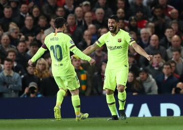 0-1. Luis Suárez celebró con Messi el primer gol marcado por Luke Shaw en propia puerta.