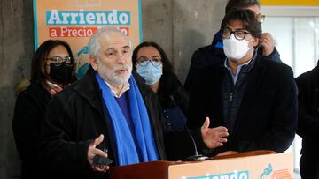 Santiago, 14 julio 2022.
El ministro de Vivienda, Carlos Montes, acompañado del alcalde de Recoleta, Daniel Jadue, anuncia el llamado a postulación de proyectos para la construcción, remodelación o adquisición de viviendas destinadas a arriendo a precio justo. Esta iniciativa busca disponer de un parque de viviendas públicas para arriendo bajo esta modalidad en el contexto del Plan de Emergencia Habitacional anunciado por el Gobierno.
Jonnathan Oyarzun/Aton Chile