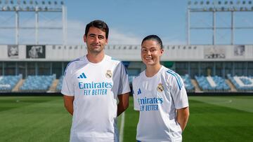 Pau Quesada y María Méndez, posando juntos en el Di Stéfano en la previa del Real Madrid - Roma de la Champions femenina.