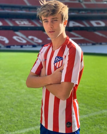 Comenzó en las categorías inferiores del ED Moratalaz y del Real Madrid hasta que se unió al equipo filial rojiblanco en 2017. 