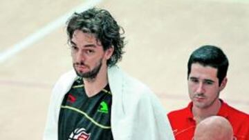 <b>APESADUMBRADO.</b> Pau Gasol no oculta su preocupación al tener que retirarse del entrenamiento de ayer de la Selección española.