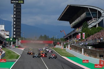 Situado en la recta principal, junto a la salida del pit lane, se encuentra un gran marcador inspirado en el que existe en el circuito de Indianápolis, en el que aparecen los diez primeros clasificados y las vueltas que restan para finalizar la carrera.