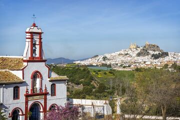 Olvera, ubicada en una encrucijada de caminos, mira orgullosa hacia Málaga y Sevilla. Se la conoce por ser uno de los principales reclamos de la Ruta de los Pueblos Blancos. Rodeada de olivos centenarios destacan su fortaleza de origen árabe, la Iglesia de Nuestra Señora de la Encarnación y el cercano santuario de la Virgen de los Remedios .