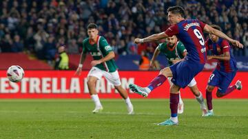 El jugador del Barcelona, Robert Lewandowski, anotó de penalti el 2-1 al Alavés. 
