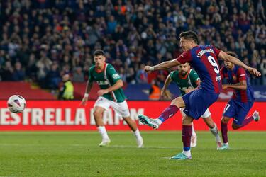 El jugador del Barcelona, Robert Lewandowski, anotó de penalti el 2-1 al Alavés. 