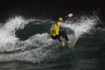 El surf también se practica de noche