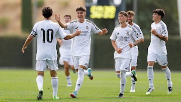 Los jugadores del Juvenil A del Real Madrid celebran un gol en un partido de liga de División de Honor esta temporada.