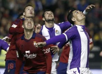 El jugador de Osasuna Silva y Peña, del Valladolid, esperan la recepción del balón tras un lanzamiento de corne,r durante el partido que ambos equipos han disputado esta noche en el estadio de El Sadar, correspondiente a la trigésima tercera jornada del campeonato de liga de Primera División.