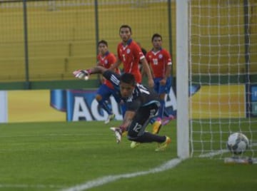 Rodrigo Echeverría y Cristián Cuevas anotaron para un 2-0 que pone en la disputa a Chile.