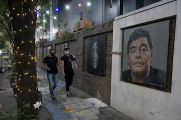 Mural de Diego Armando Maradona junto a un restaurante en Buenos Aires, Argentina.