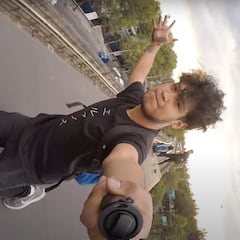 Jóvenes se graban “surfeando” en Metro de la CDMX