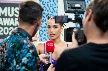 La cantante Chanel responde a los medios en el photocall de la alfombra roja de Los40 Music Awards 2022.