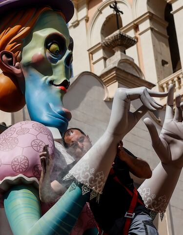 Un artista fallero ultima los detalles de la Falla El Pilar en Valencia.