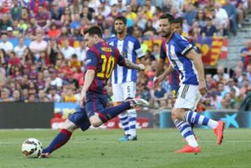 El delantero argentino del FC Barcelona Lionel Messi con el defensa de la Real Sociedad Alberto De la Bella