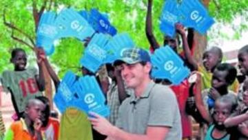 <b>ILUSIONADOS CON IKER. </b>Los niños de Mali recibieron con una sonrisa la visita de Casillas.