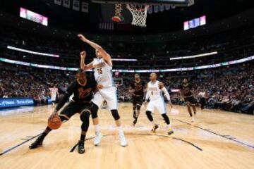 LeBron James dribla a Nikola Jokic.