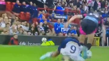 La barrida viral de Bonucci a una futbolista en un partido benéfico