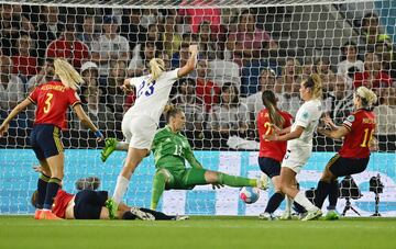 1-1.  Ella Toone marca el primer gol.