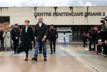 Soccer Football - Dani Alves Release From Prison - Brians 2 Prison, Barcelona, Spain - March 25, 2024 Brazilian soccer player Dani Alves leaves the Brians 2 prison on bail along with his lawyer Ines Guardiola while he appeals his rape conviction REUTERS/Nacho Doce