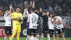 AMDEP7232. SAO PAULO (BRASIL), 11/07/2023.- Jugadores de Corinthians se despiden del público hoy, al final de un partido de la Copa Sudamericana entre Corinthians y Universitario en el estadio Arena Corinthians en Sao Paulo (Brasil). EFE/ Sebastiao Moreira
