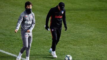 Jo&atilde;o F&eacute;lix en la sesi&oacute;n de ayer por la ma&ntilde;ana en Madrid antes de la Juve (cambio de rutinas del Cholo) junto al t&eacute;cnico argentino.