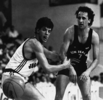 1964-1993 Dražen Petrovic  jugador de baloncesto croata.
Dražen Petrovic murió en un accidente de tráfico cuando un camión se cruzó en el camino de su coche en Denkendorf, una población cercana a Ingolstadt, en el estado alemán de Baviera.