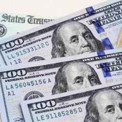 How many stimulus checks were issued in 2020 and how many people received them?