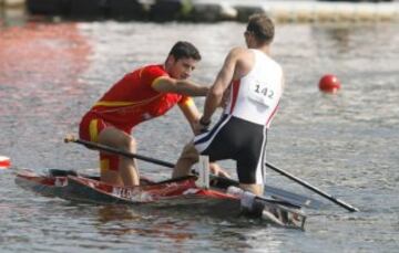 David Cal felicita a Andreas Dittmer (segundo) tras ganar la final de C-1 500 metres en el Mundial de Duisburg en 2007. 