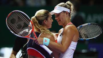 Angelique Kerber (derecha), saluda a Dominika Cibulkova en el partido de la fase de grupos.