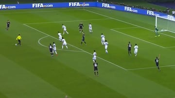 ¡De locos! El árbitro asistió de tacón a Marcelo en el 2-1