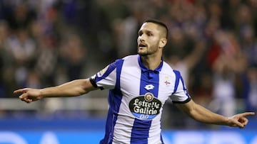 Florin Andone celebra su tanto ante la Real Sociedad durante el partido de la jornada 14 de Liga que disputan en el estadio Riazor.