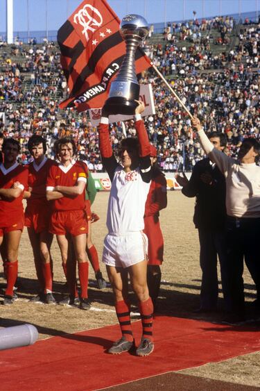El Liverpool, que había derrotado al Real Madrid en la final de la Copa de Europa (1-0) de París, no pudo con el Flamengo brasileño comandado por Zico, Junior, Mozer, Leandro, Tita y Nunes. La magia carioca doblegó sin paliativos a los ingleses con un contundente 3-0. Dalglish y Souness lideraron el juego del conjunto del Liverpool, pero no pudieron frenar el juego de la estrella brasileña Zico, que se encontraba en el cenit de su carrera futbolística.