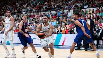 Facundo Campazzo, base del Real Madrid, entra a canasta tras dejar atr¨¢s a Laprovittola y Da Silva, del Bar?a, en la semifinal de la Supercopa el pasado 16 de septiembre en Murcia.