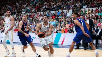 Facundo Campazzo, base del Real Madrid, entra a canasta tras dejar atrás a Laprovittola y Da Silva, del Barça.