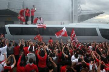 Los seguidores del Olympiacos recibieron al equipo a su llegada al aeropuerto de Atenas después de ganar su segunda Euroliga.