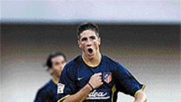 <b>TORRES MUESTRA SU CLASE.</B> El delantero anotó dos de los goles de su equipo. Es el máximo anotador, con tres, del Atlético. Ayer no le temblaron las piernas en el penalti y su velocidad fue clave en su otro gol.