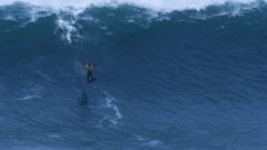 Kai Lenny realizando un salto con su tabla de surf en una ola gigante en Nazar&eacute;, justo despu&eacute;s de realizar una maniobra nunca vista en una ola tan grande.