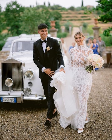 El Tucu y Chiara, que es hija del ex futbolista de la Juventus, Lazio y Chelsea Pierluigi Casiraghi, contrajeron matrimonio en una ceremonia íntima rodeada de familiares y amigos en la Toscana, Florencia, Italia.