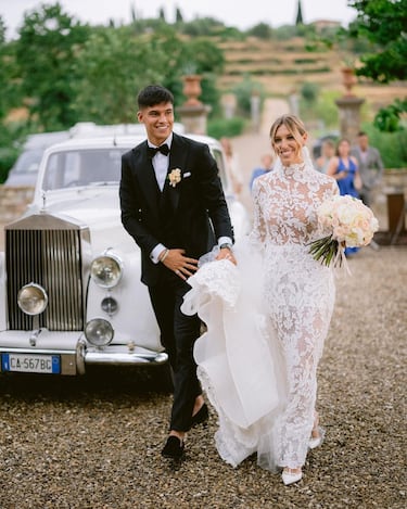 El Tucu y Chiara, que es hija del ex futbolista de la Juventus, Lazio y Chelsea Pierluigi Casiraghi, contrajeron matrimonio en una ceremonia íntima rodeada de familiares y amigos en la Toscana, Florencia, Italia.