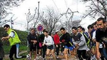 <b>CURSOS.</B> Un grupo de atletas se entrena con un técnico de Mapoma.