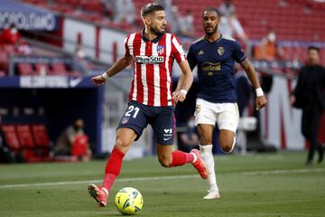 Yannick Carrasco con el bal¨®n.