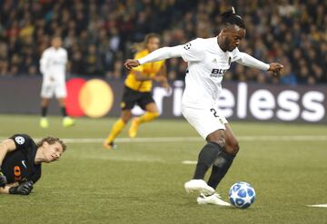 Batshuayi abrio el marcador y anotó el 0-1.