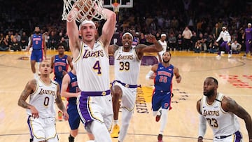 El base de los Lakers Alex Caruso hace un mate en el partido ante Detroit Pistons.