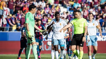 Arcediano Monescillo decreta el primer penalti contra el Real Zaragoza en El Alcoraz.