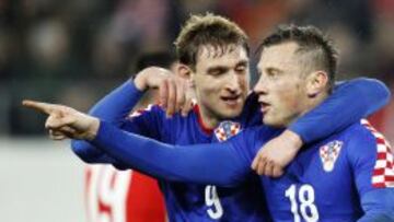 Ivica Olic celebra un gol junto a Jelavic.