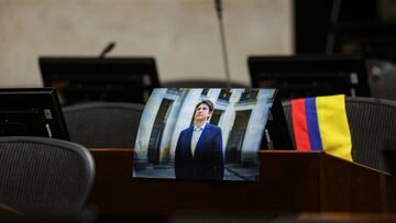 A photo of Senator Miguel Uribe Turbay, who was shot in the head at a campaign event on June 7, is placed on his desk in the Colombian Senate chamber after he died, in Bogota, Colombia, August 11, 2025. REUTERS/Luisa Gonzalez