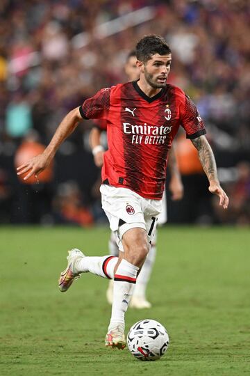 Christian Pulisic, fichaje m¨¢s caro en este mercado de verano del Milan junto a Samu Chukwueze, durante un momento del partido.