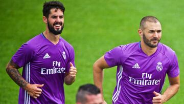 Benzema corre con el grupo.